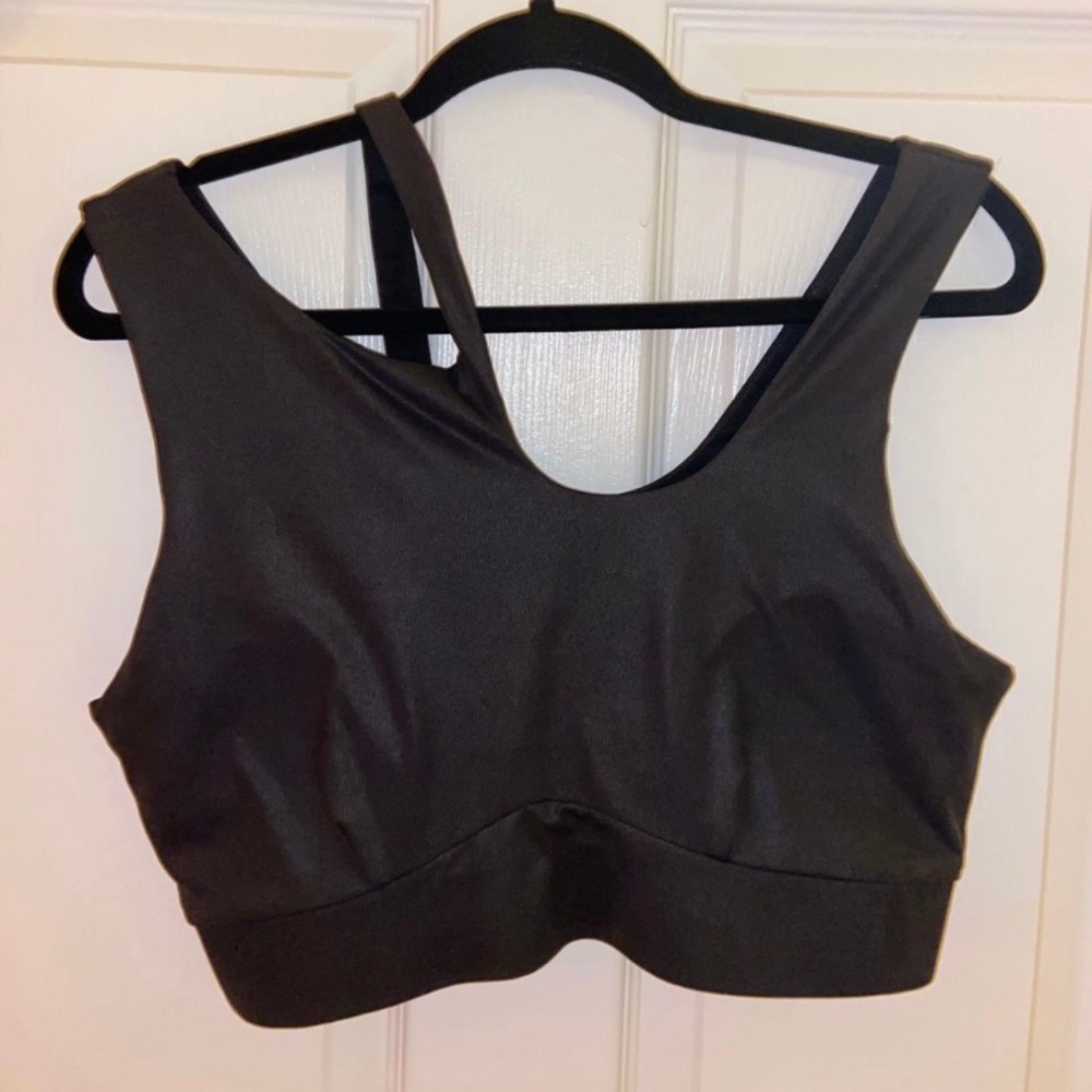 Fabletics shine strapy sports bra